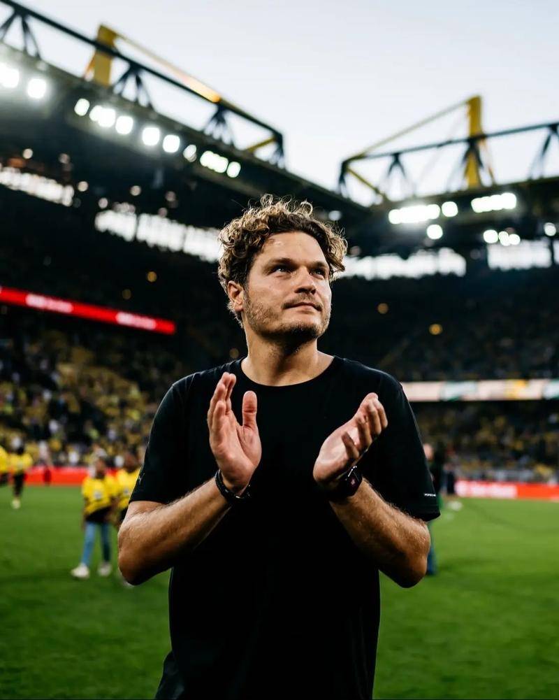 违约金来了，1500万！穆里尼奥与费内巴切闹翻，德甲神帅来替！